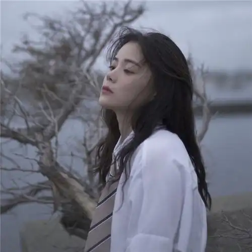 白衬衫户外拍照女生头像图片