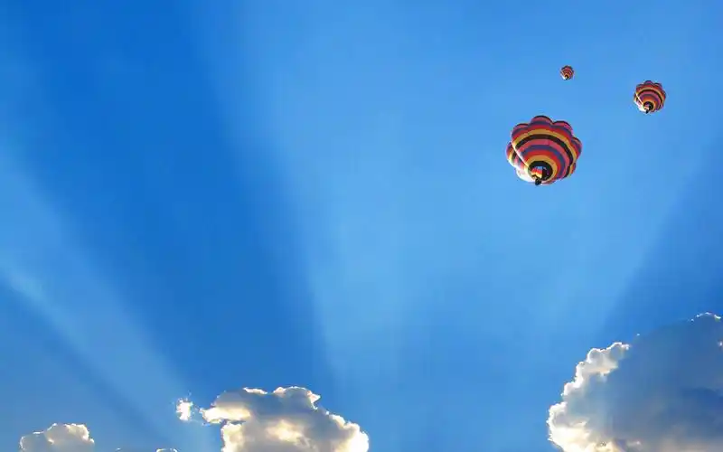 蓝色经典天空桌面壁纸