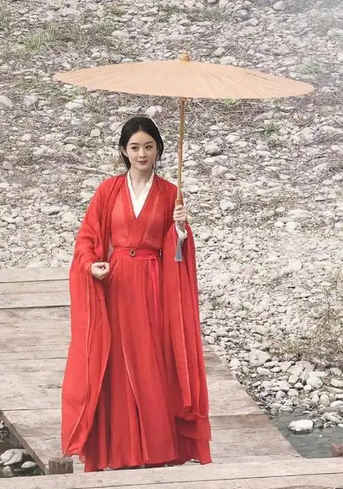 赵丽颖红衣撑伞走路与林更新开心笑