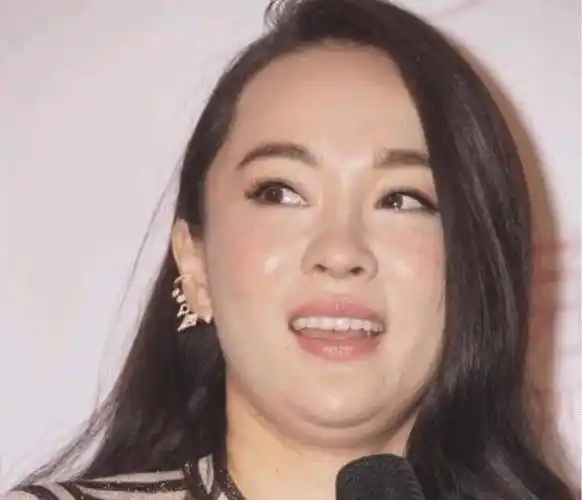 42岁霍思燕放飞自我,脸上踩着肥裤子走在地板上,杜江穿衣服像孕妇被