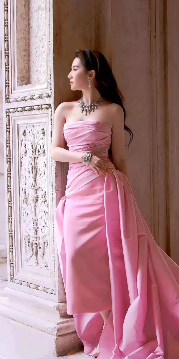 刘亦菲粉色抹胸礼服裙造型甜美迷人#清冷感# #一眼沦陷# #惊艳瞬间