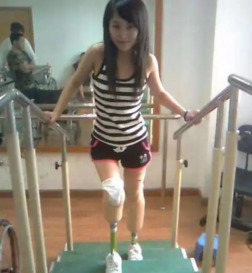 地震中痛失爱女双腿截肢却遭丈夫抛弃5年后逆袭嫁海归博士