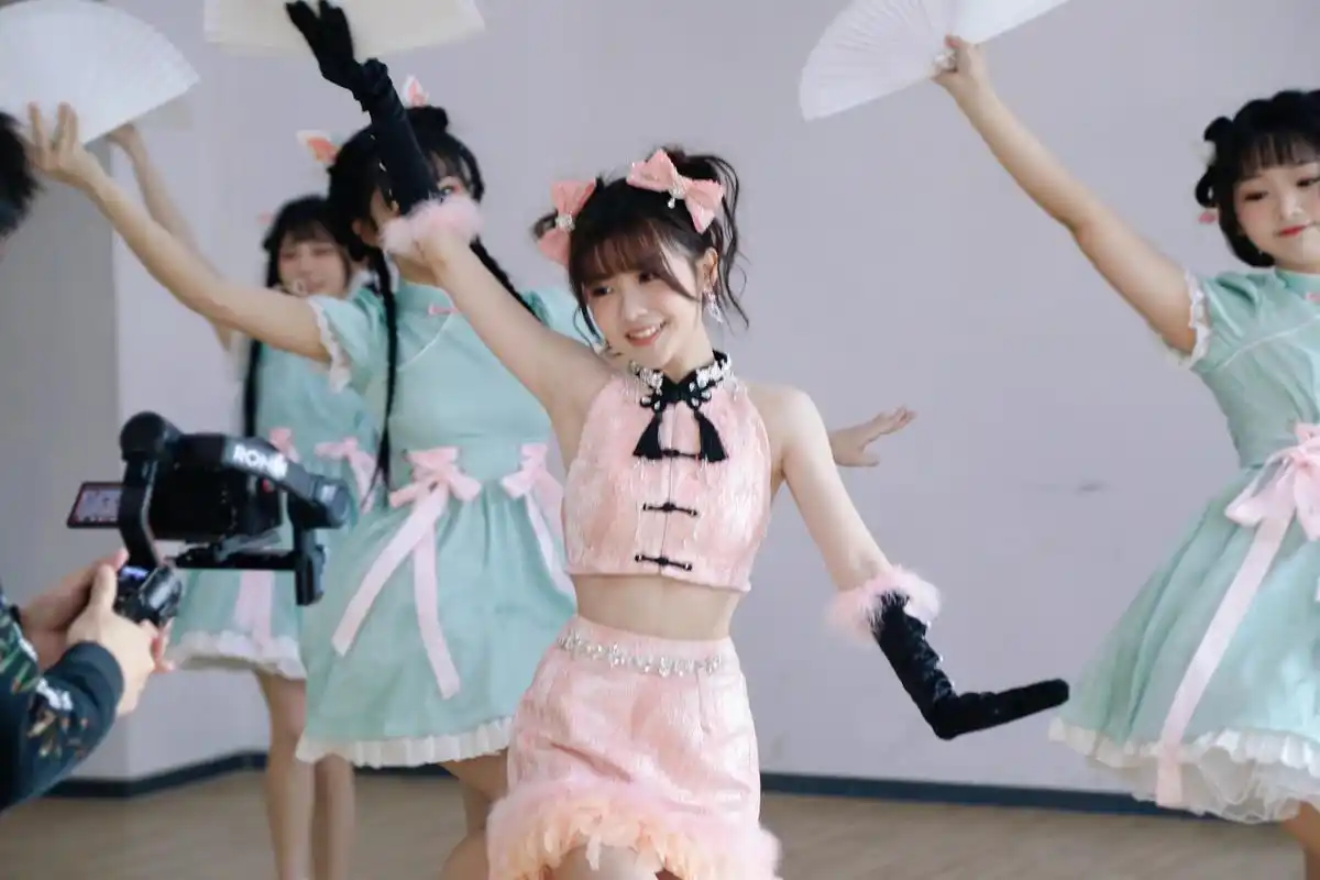 赖美云这个蝴蝶结一戴,可不就是美羊羊嘛,期待今晚的国风扇子舞舞台!