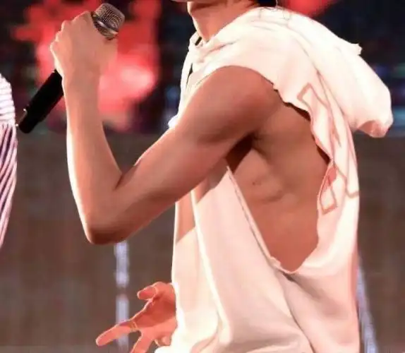 蔡徐坤为什么被称为肌肉怪兽