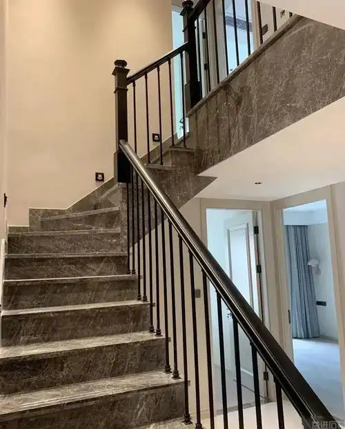 楼梯还是选择大理石的好,档次真的很有逼格