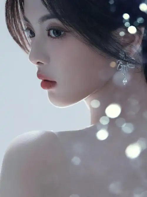 杨超越身着一袭云绸闪钻鱼尾裙,即将出发#智族gq moty年度人物盛典