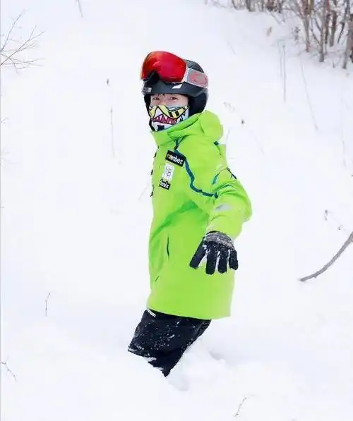 王源被助理雪埋,景甜,岳云鹏助理不给艺人吃饭_董子健_微博_史强