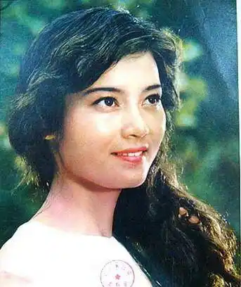 潘虹63岁近照优雅迷人,隐藏半个世纪身世成谜,留下一生遗憾!