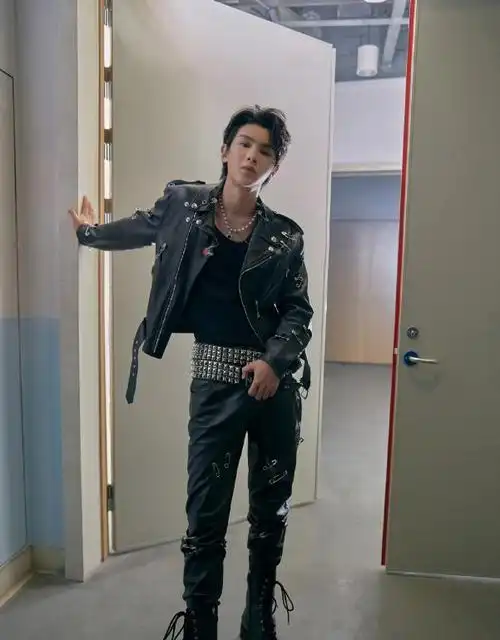 黄明昊为显腿长,故意在裤子上加银链,不料潮翻全场