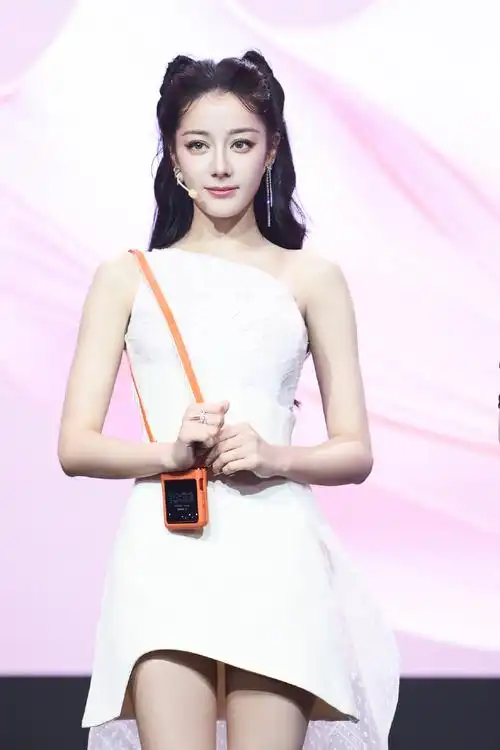 迪丽热巴今日活动物料,大长腿好绝! #迪丽热巴这发际线