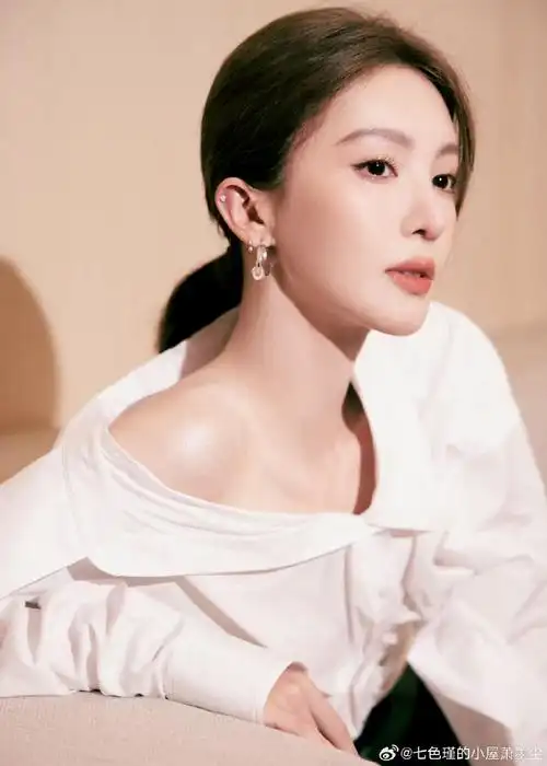 金晨白开水妆##金晨白衬衫照舒适感