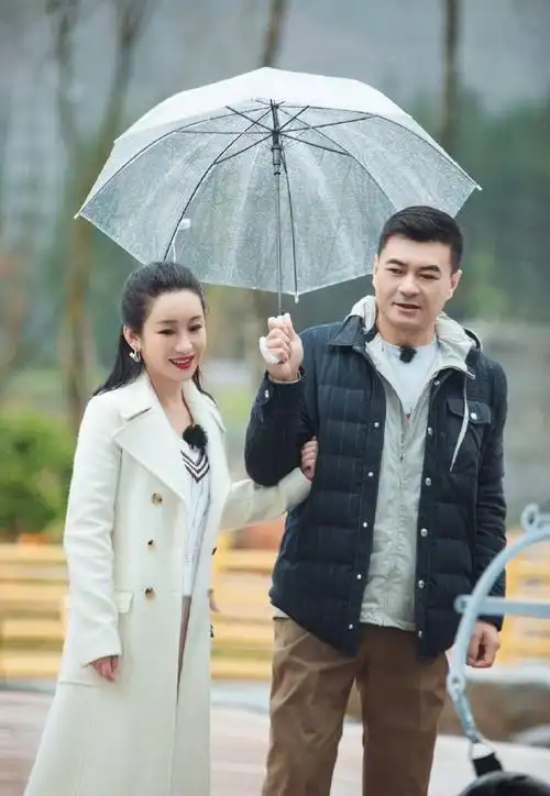 秦海璐晒与王新军背影照##秦海璐晒照为自己庆生