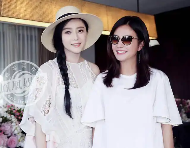 赵薇,范冰冰合影.