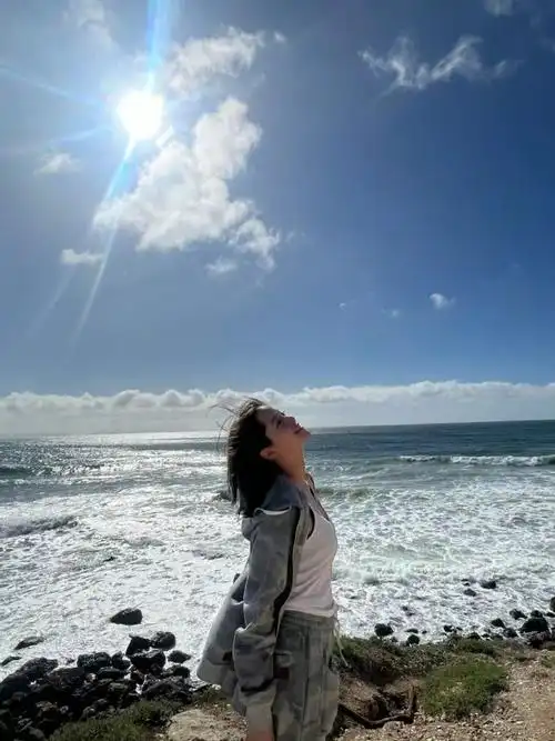 去海边会让人无比放松,就很爱看大美女晒自己的日常啦