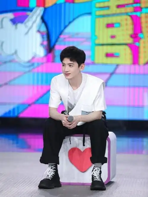 《快乐大本营》:白敬亭给张雨绮系鞋带,白敬亭唱《不加糖》