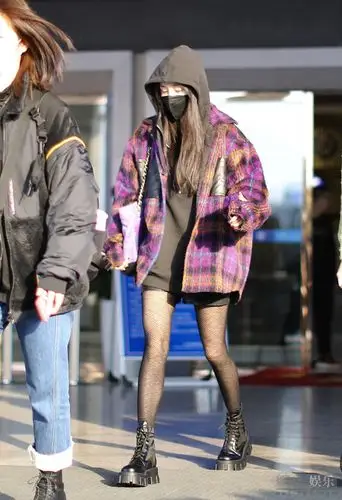 杨幂现身机场穿网格黑丝秀细腿