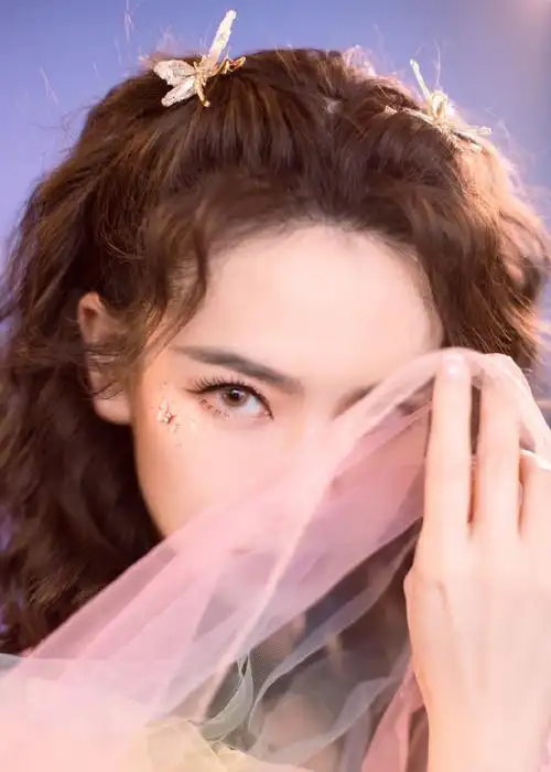 戚薇精致蝴蝶妆搭配蓬松卷发,温柔浪漫,仙气十足