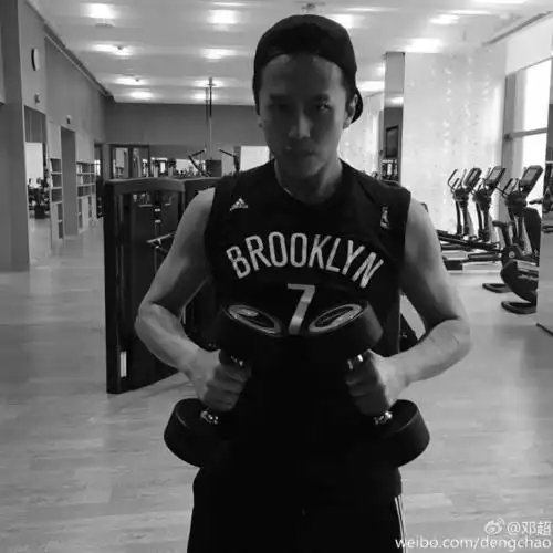 邓超晒出一组健身照,照片中摆出各种搞怪姿势,在露出紧实的肌肉同时