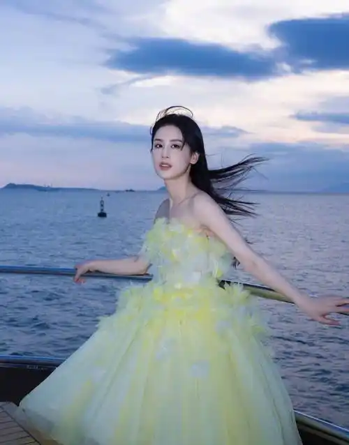 黄圣依晒海边照优雅明媚 一袭粉色纱裙清纯可人_照片_魅力_个人