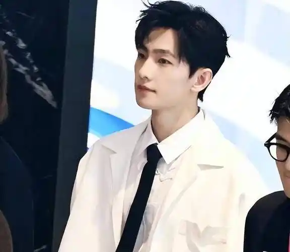 曝光杨洋素颜照被曝光腿长惊人震惊网友