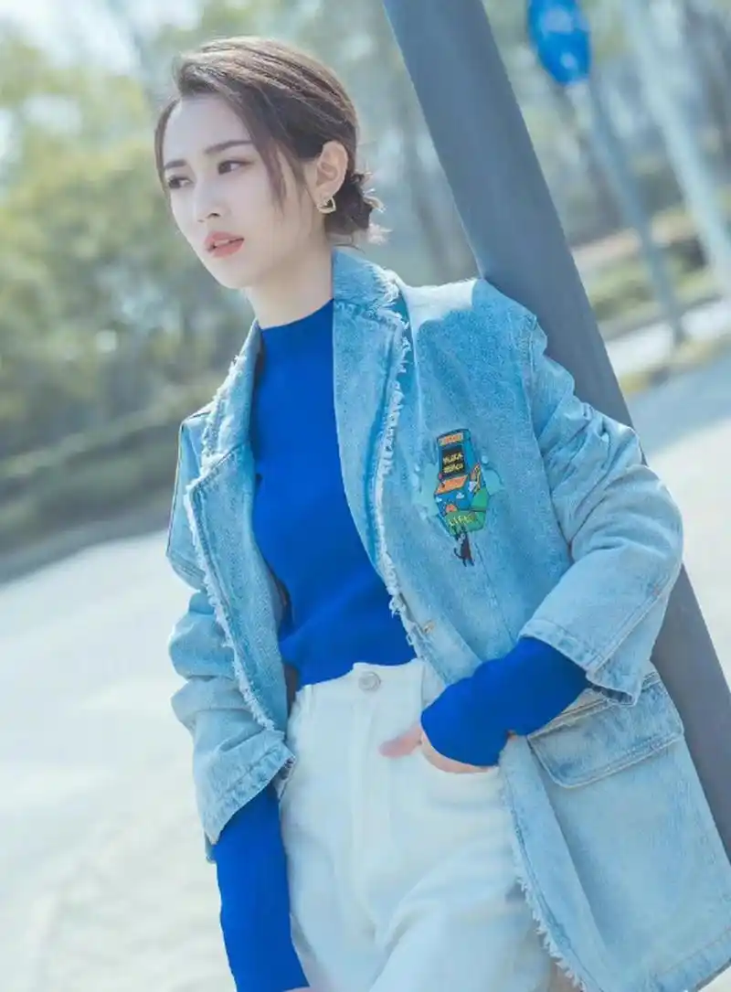 陈钰琪穿牛仔西装内搭宝石蓝毛衣配白色阔腿裤街拍,又飒又美