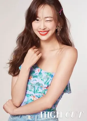 画报中金多顺身着多款粗呢花图案连衣裙,富有感染力