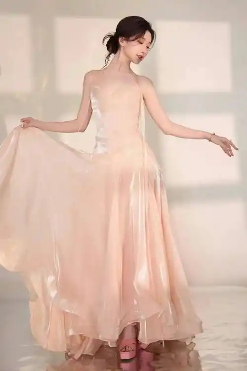 原创毛晓彤粉色抹胸连衣裙闪耀登场甜美公主范掀起新潮流风暴