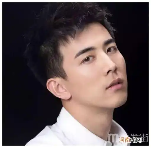 文章插图把两边的头发用推子推短,鬓角处用剃刀精心处理,整个发型清爽