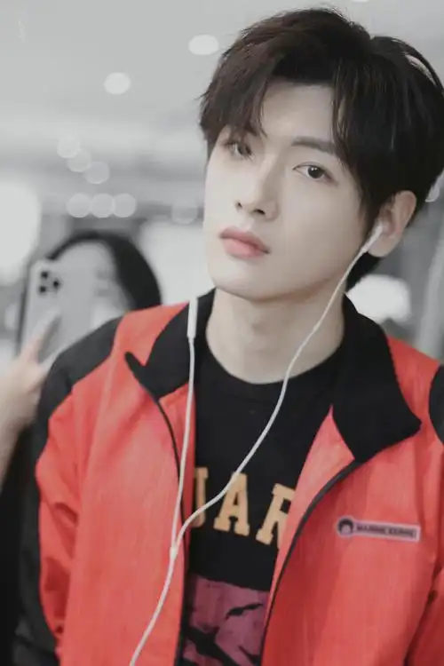 翟潇闻上班饭拍 红色外套有线耳机的小翟好像日漫男主哦……__财经