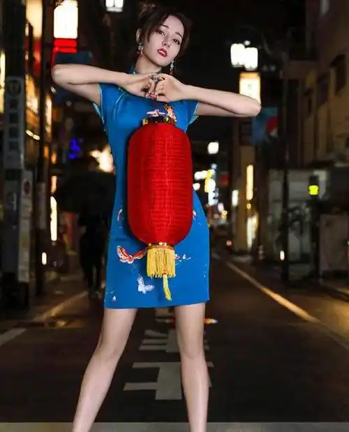 看到这组旗袍造型中,造型师为迪丽热巴选择了饱和度比较高的蓝色.