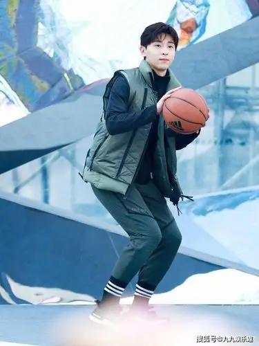 脚部穿运动鞋,休闲感十足,就袜子的细节而言,邓伦还相当利用造型来