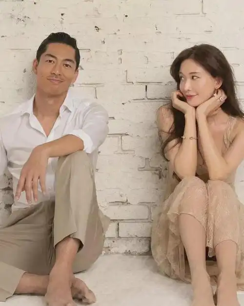 48岁林志玲背儿子探班老公,一家三口互动曝光,夫唱妇随相当幸福