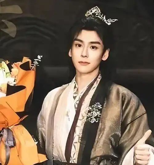 魏哲鸣,32岁饰演傲来国三少,这位演员在古装剧《山河令》中饰演七爷三