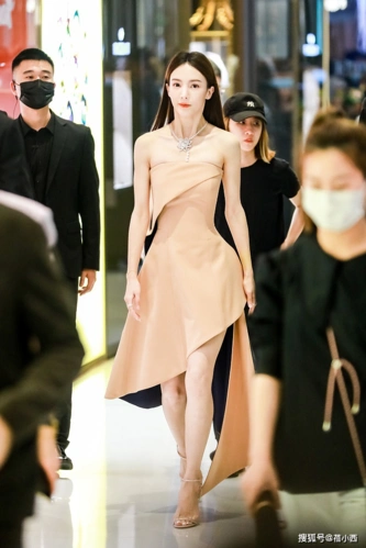 原创金晨的舞蹈家气质不一般,穿裸色抹胸裙美得像公主,肩颈线条真靓