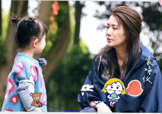 袁咏仪应采儿终于合体!同穿休闲服好年轻,看不出有一轮年龄差