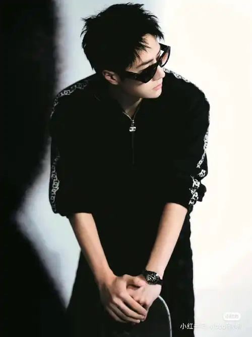 王一博#【20231215@yibo-official小94更新】和戴墨镜的冷脸帅哥