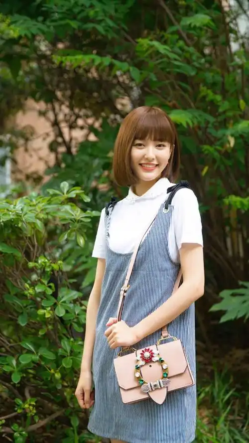 唐嫣短发俏丽街拍