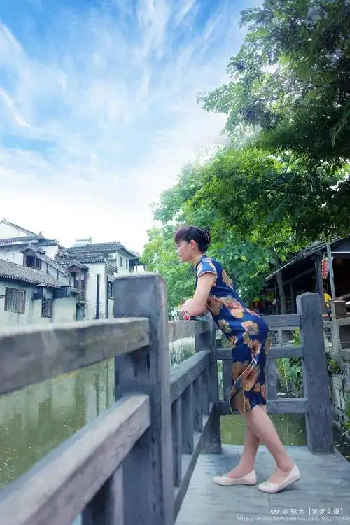 水乡旗袍丽人