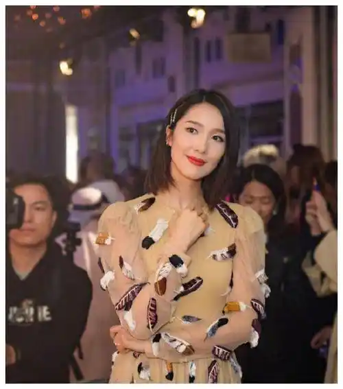 王祖蓝妻子李亚男太会穿,一袭裸色长裙气质出众,175身高太显眼_感觉