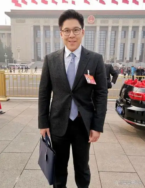 这所大学在人工智能和新闻学领域具有卓越的声誉,而霍启刚也在这两个