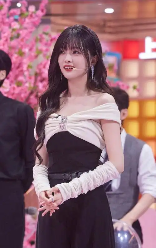 吴宣仪 刘海微卷发 吴宣仪在今晚好六的造型好好看,一身连衣裙好小