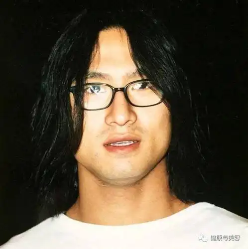 《歌手》汪峰摘下方框眼镜登上头条!仿佛年轻了十岁