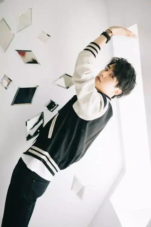 原创我男朋友刘昊然为louis vuitton拍了腕表大片,我很骄傲!