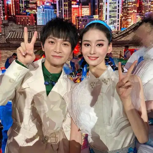 张也老师谈与周深合作与伴舞姐姐的合影