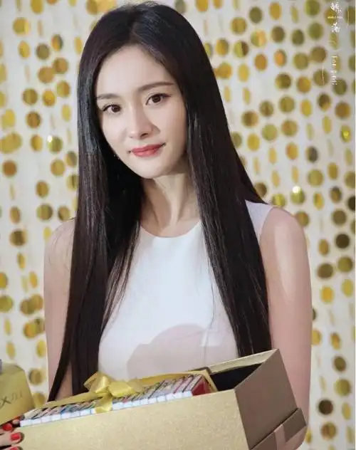 杨幂与热巴再次撞造型!同天选择同款黑长直发,一个温婉一个辣妹