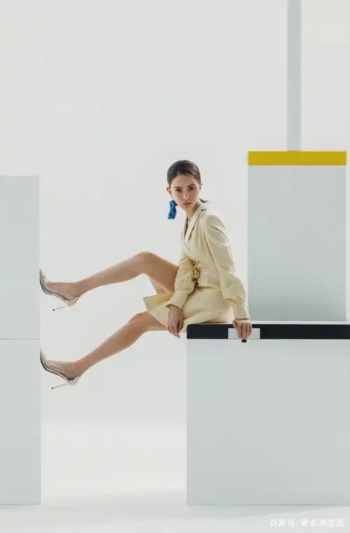 昆凌写真照曝光穿拼接无袖连衣裙配白袜子小细腿吸睛十足