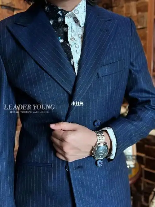 暗暗的蓝色条纹,不会像黑色西装较为正式.