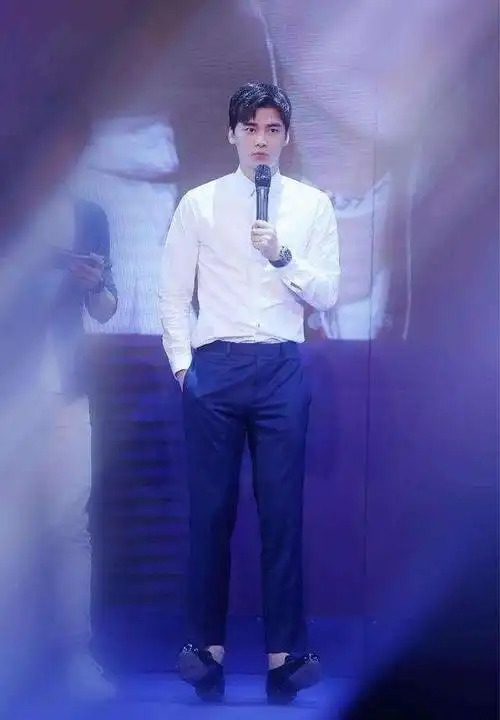 李易峰独家技能踮脚后跟都不倒自拍长痘也不怕