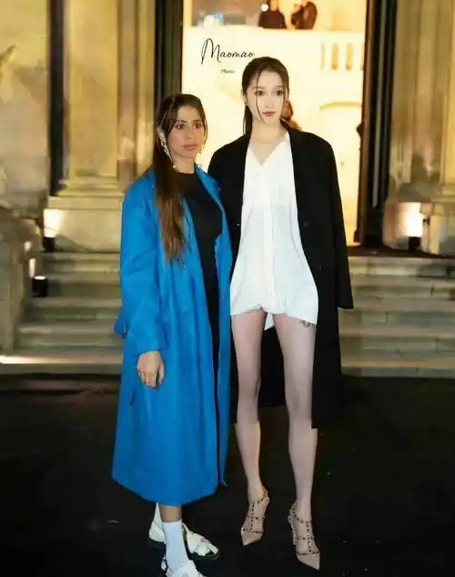 关晓彤t恤秀大长腿,清爽亮眼,穿肉色基础款衬衫被众人嘲笑_玫瑰_女孩