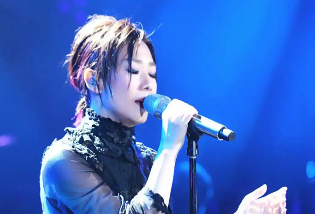 52岁林忆莲发福,膀大腰圆认不出,网友:侧面好像黄绮珊!